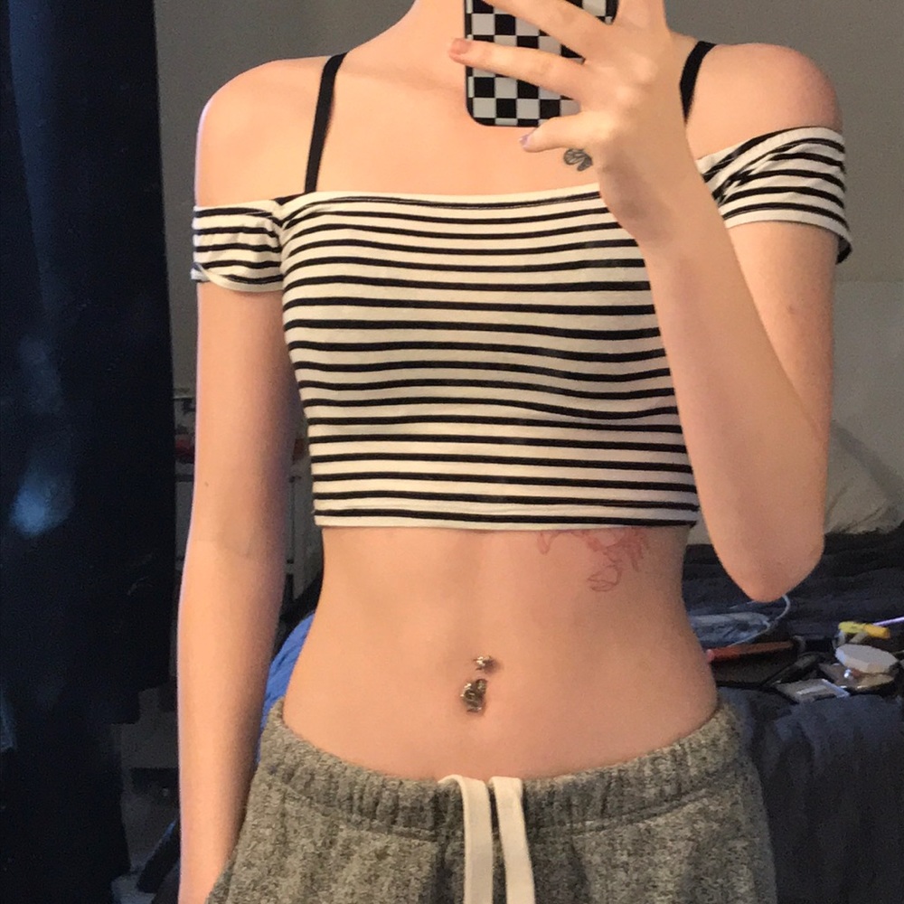 👾Cropped off the shoulder tee